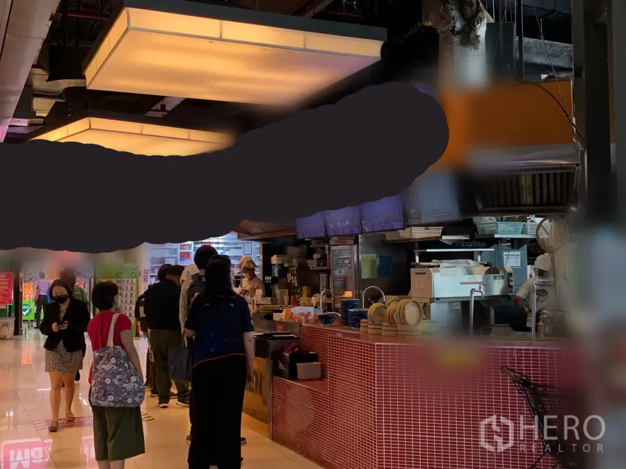 พื้นที่ขายปลีก ให้เช่าในKhlong Toei, Bangkok - พื้นที่ค้าปลีกในศูนย์การค้ามีเคาน์เตอร์กระเบื้องแดง ไฟเพดานสว่าง และอุปกรณ์ครัว เหมาะทำธุรกิจอาหารและเครื่องดื่ม ใกล้ BTS เอกมัย