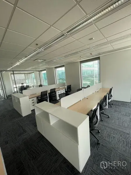 Office Space for rent in Dusit, Bangkok - Open-plan workspace with rows of workstations and abundant natural light.