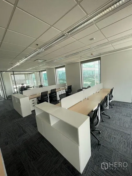 Office Space for rent in Dusit, Bangkok - Open-plan workspace with rows of workstations and abundant natural light.