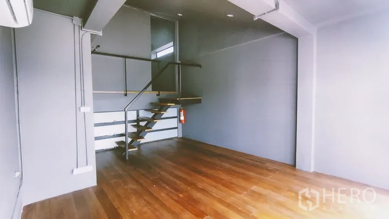 สำนักงานที่บ้าน ให้เช่าในChatuchak, Bangkok - ห้องสตูดิโอพื้นไม้ พร้อมบันไดลอยขึ้นชั้นลอย