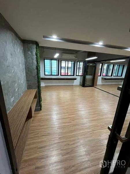 สำนักงาน ให้เช่าในSamphanthawong, Bangkok - โถงทางเข้าพร้อมชั้นวาง ผนังลวดลาย และมุมมองสู่พื้นที่ทำงานโอเพ่นสเปซหน้าต่างกว้าง