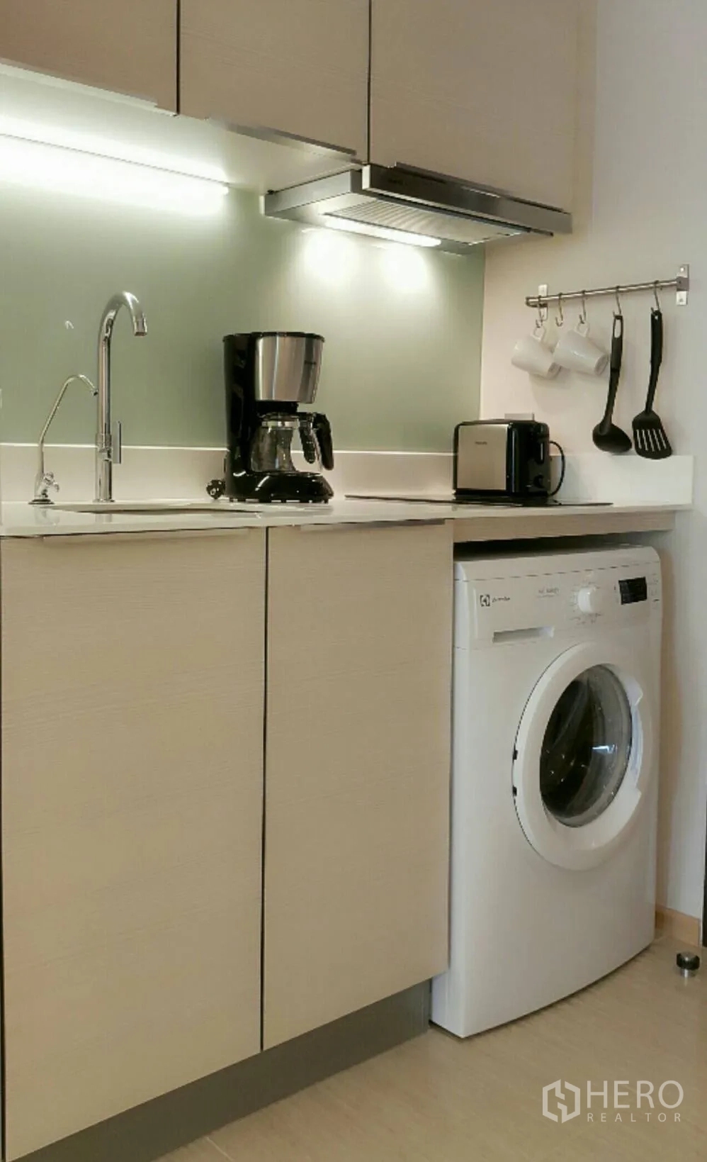 คอนโด ให้เช่าในWatthana, Bangkok - ครัวบิลท์อินโทนอ่อน มีซิงก์ เครื่องดูดควัน ไฟใต้ตู้ เครื่องชงกาแฟ เครื่องปิ้งขนมปัง และเครื่องซักผ้าในห้อง