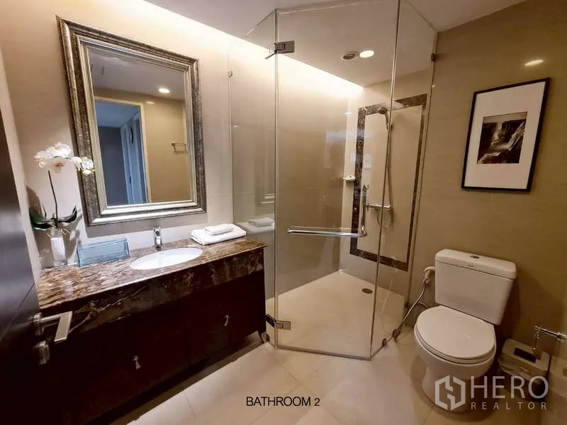 พื้นที่ขายปลีก ให้เช่าในWatthana, Bangkok - ห้องน้ำร่วมสมัยพร้อมตู้กระจกอาบน้ำและเคาน์เตอร์หินอ่อน