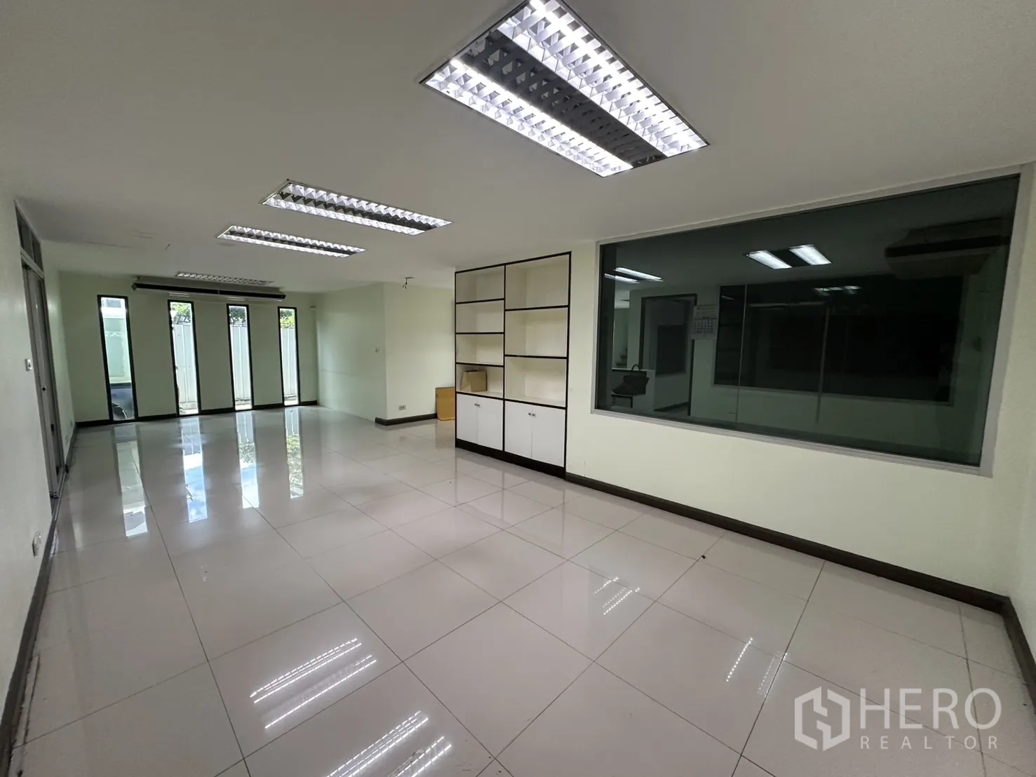 零售空间 出租在Watthana, Bangkok - 宽敞多功能房，亮面地砖与嵌入式照明。