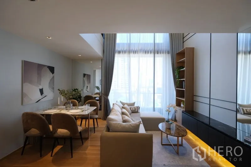 公寓 出租 - 开放式客餐厅面向高窗与城市景观，带内置电视柜。