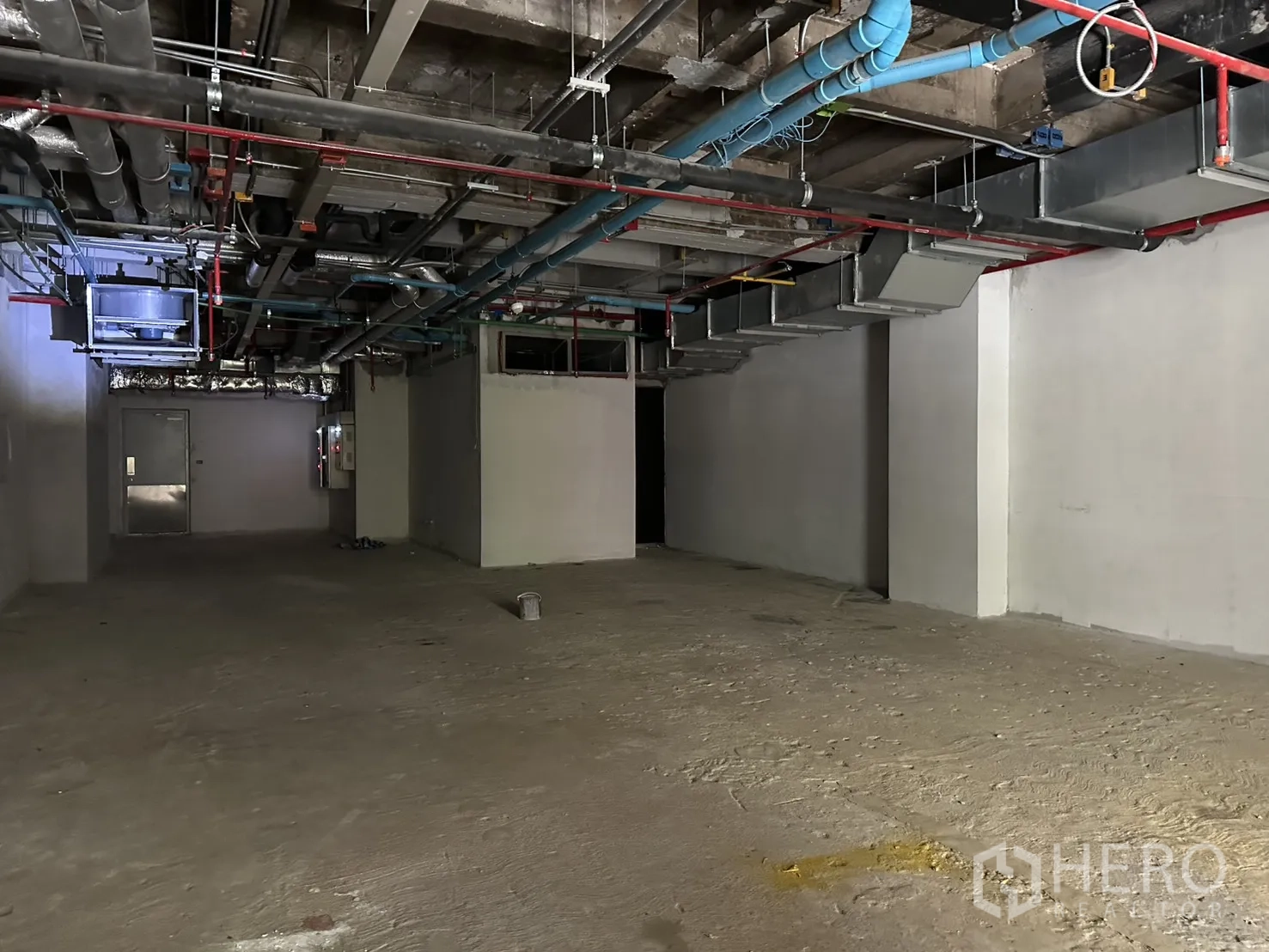零售空间 for rent in Bang Rak, Bangkok - 开间式空铺，白色墙面与可见的天花机电系统。