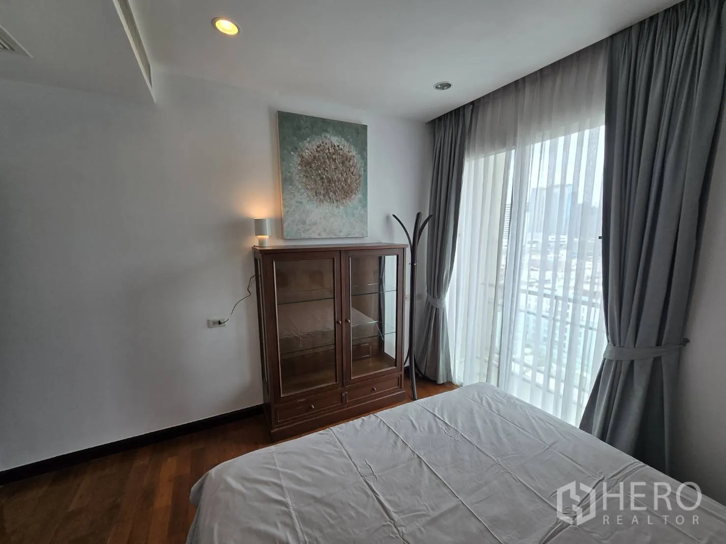 คอนโด for rent or sale in Watthana, Bangkok - ห้องนอนที่สองมีเตียง ตู้เสื้อผ้า และหน้าต่างสูงจรดเพดาน.