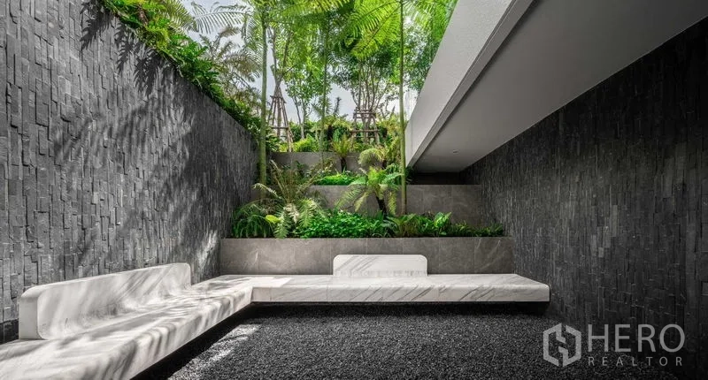 Detached House for sale in Saphan Sung, Bangkok - Sunken courtyard with tiered planters and long stone bench seating.