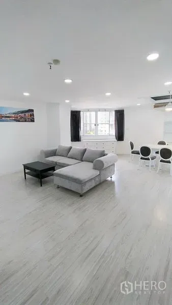 คอนโด ให้เช่าในWatthana, Bangkok - ห้องนั่งเล่นสว่างในคอนโด Fifty Fifth Tower ทองหล่อ โซฟาสีเทาและหน้าต่างบานใหญ่