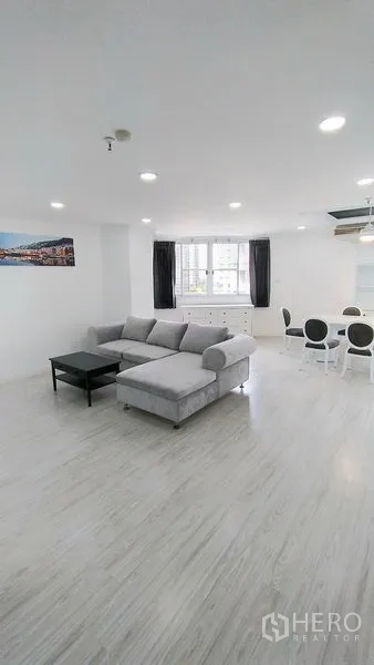 คอนโด ให้เช่าในWatthana, Bangkok - ห้องนั่งเล่นสว่างในคอนโด Fifty Fifth Tower ทองหล่อ โซฟาสีเทาและหน้าต่างบานใหญ่