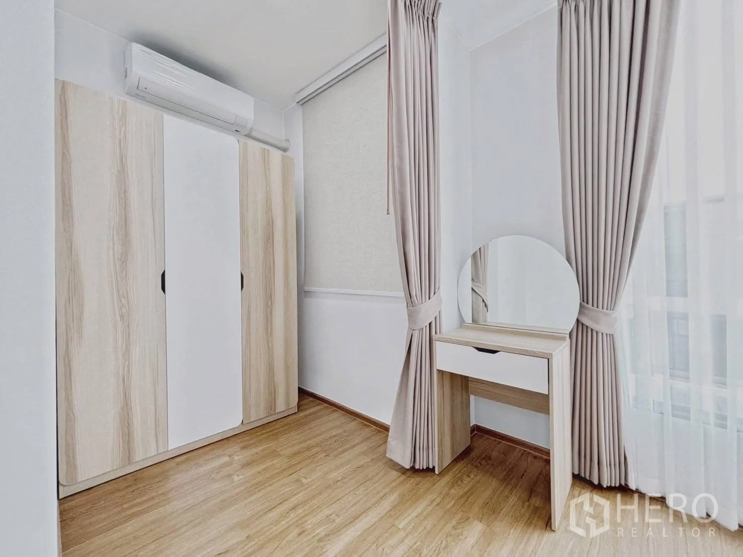 ทาวน์เฮาส์ for rent in Bang Phli, Samut Prakan - ตู้เสื้อผ้าและโต๊ะเครื่องแป้งข้างหน้าต่างสูงติดผ้าม่าน.