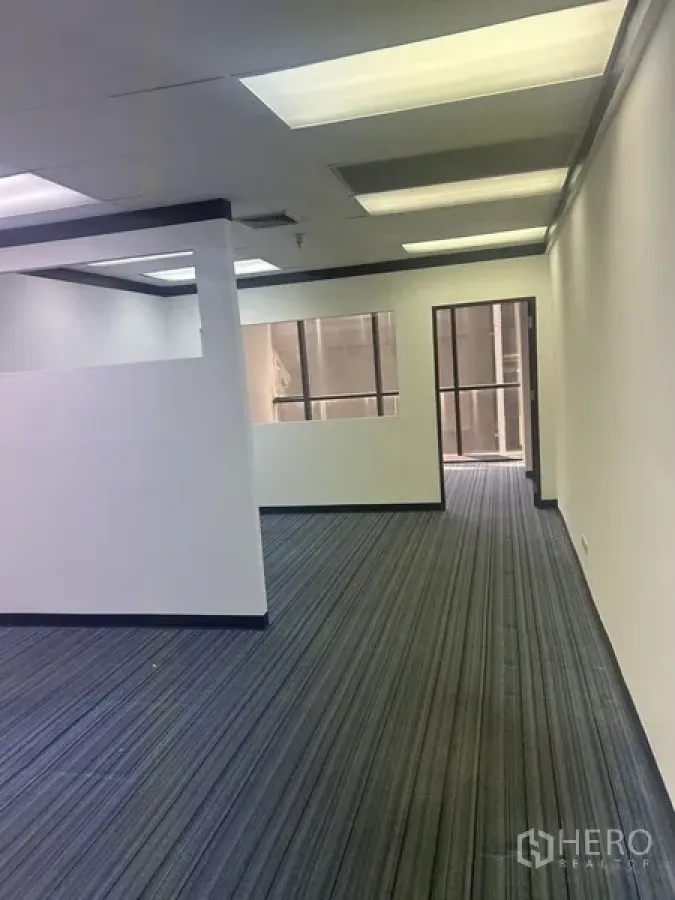 办公空间 出租在Pathum Wan, Bangkok - 带分隔的工作区，顶置荧光灯，大窗户引入自然采光。