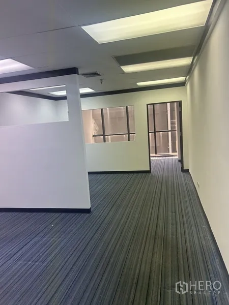 办公空间 出租在Pathum Wan, Bangkok - 带分隔的工作区，顶置荧光灯，大窗户引入自然采光。