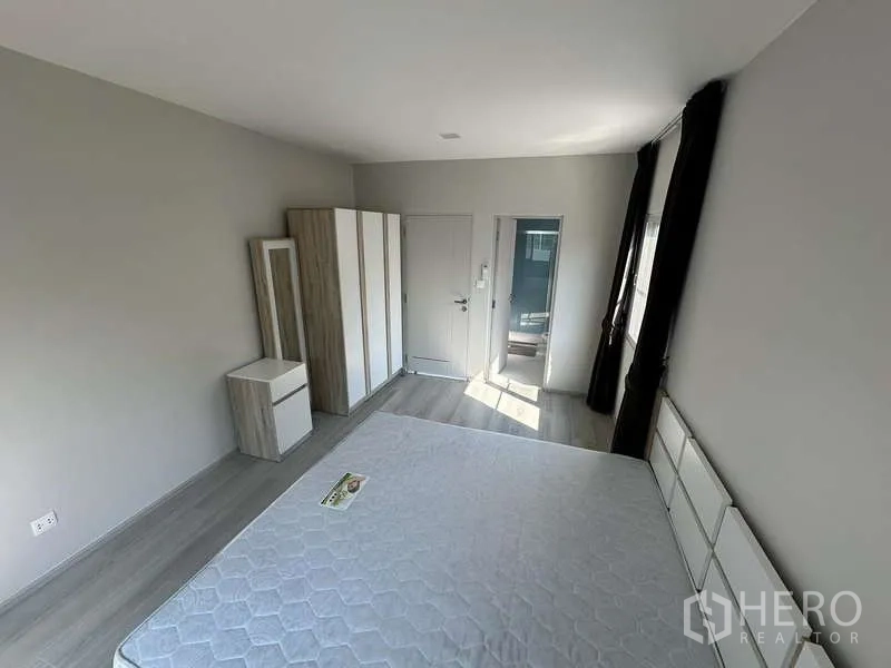 独立式住宅 出租在Prawet, Bangkok - 第二卧室，大窗与衣柜，采光充足。