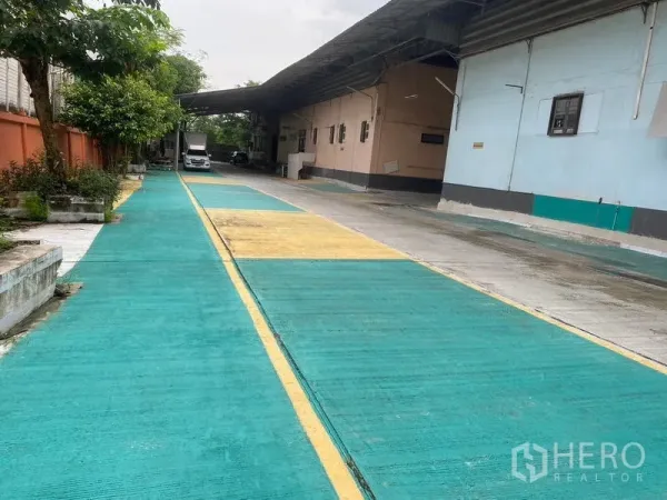 คลังสินค้า ให้เช่าในLam Luk Ka, Pathum Thani - ทางเข้าเลนตีเส้นสีเพื่อความปลอดภัยพร้อมกันสาดรองรับรถบรรทุก