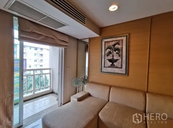 公寓 出售在Sathon, Bangkok - 阳台旁的休闲角，木质墙面与装饰画，外望城市景观