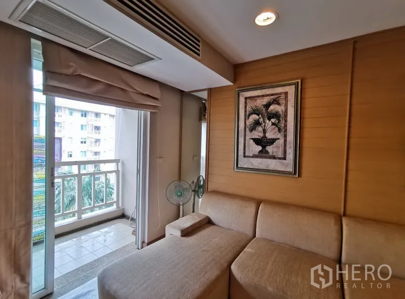 公寓 出售在Sathon, Bangkok - 阳台旁的休闲角，木质墙面与装饰画，外望城市景观