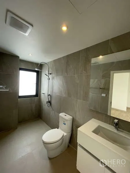 สำนักงานที่บ้าน ให้เช่าในDon Mueang, Bangkok - ห้องน้ำสไตล์โมเดิร์น กระเบื้องเทา พร้อมโซนอาบน้ำ อ่างล้างหน้า และโถสุขภัณฑ์