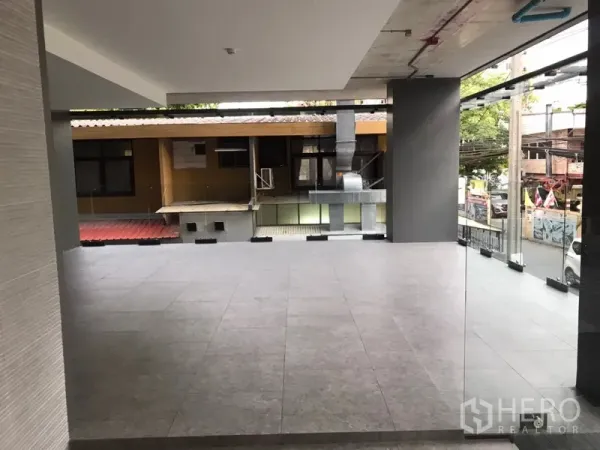 零售空间 出租在Khlong Toei, Bangkok - 临街零售单元，落地玻璃门面，可见街景。
