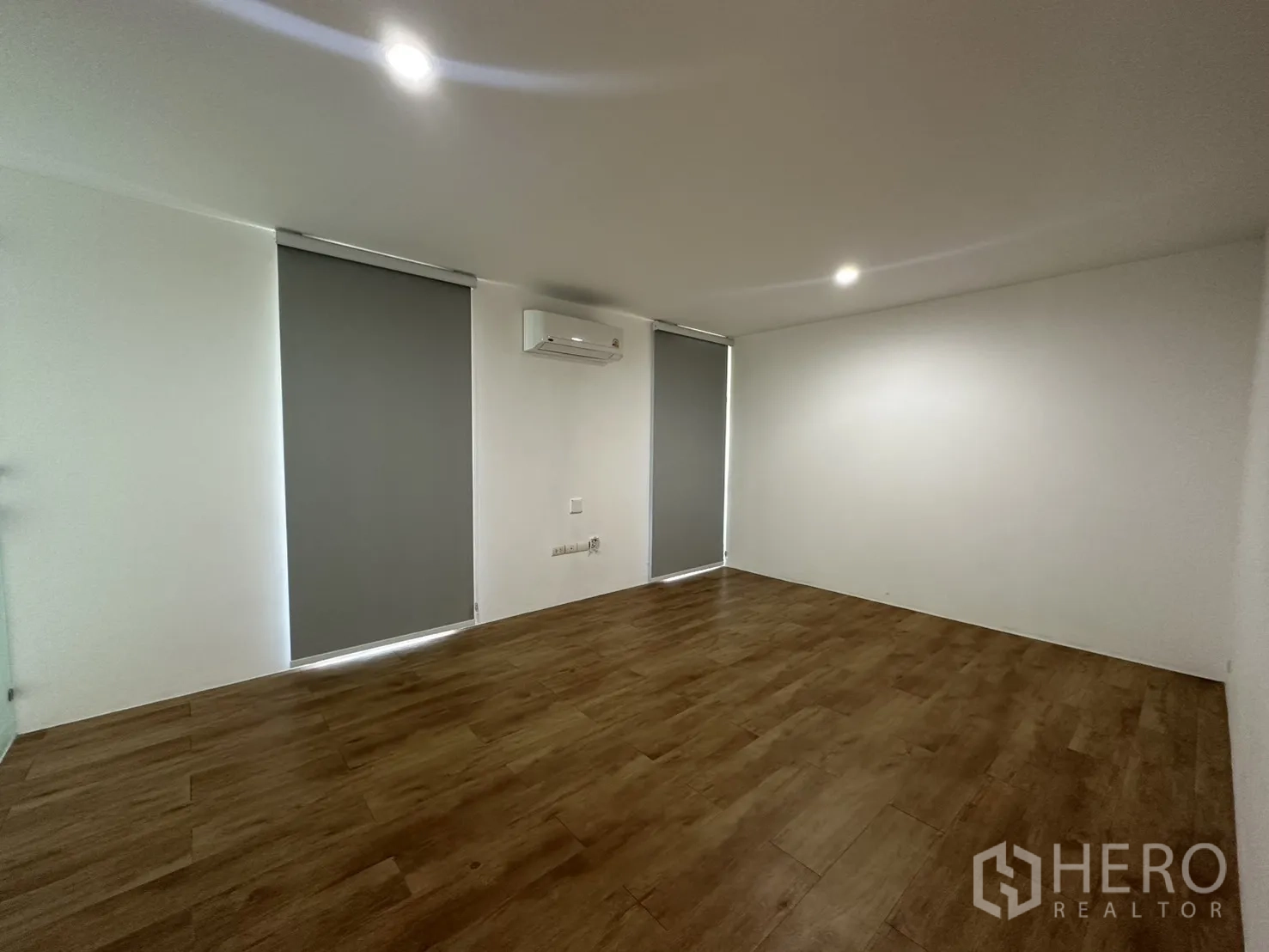 Home Office for rent in Phra Khanong, Bangkok - Air-conditioned room with wood floors and blackout roller blinds.