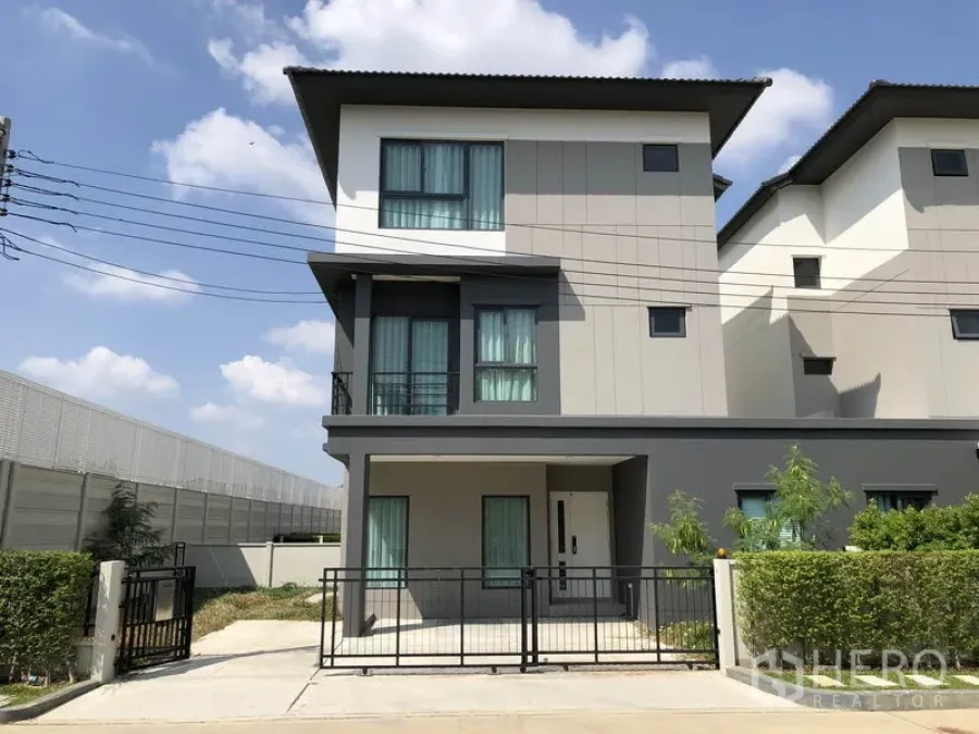 独立式住宅 出租在Prawet, Bangkok - 曼谷Prawet区三层现代独栋别墅，带入户庭院与小花园。