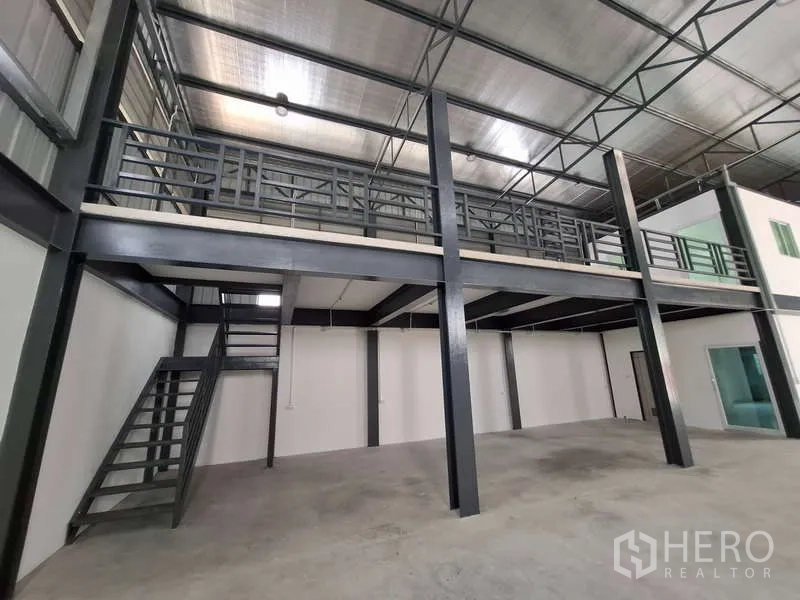 货栈 出租或出售在Bang Phli, Samut Prakan - 钢制夹层与楼梯，扩展可用面积