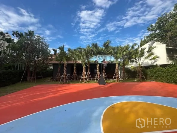 ที่ดิน for rent in Watthana, Bangkok - มุมมองกว้างของสนามบาสครึ่งสนามพร้อมต้นปาล์มและสนามหญ้า บนที่ดินย่านสุขุมวิท