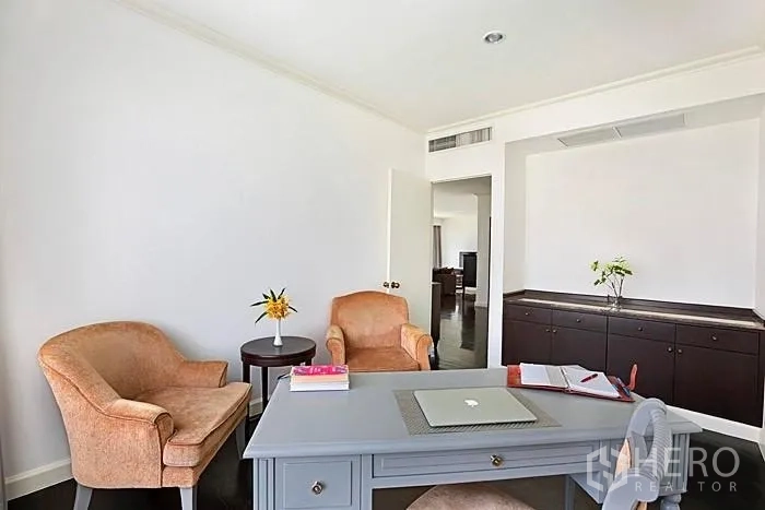 公寓 出租在Khlong San, Bangkok - 书房/办公角，灰色书桌与两把休闲椅