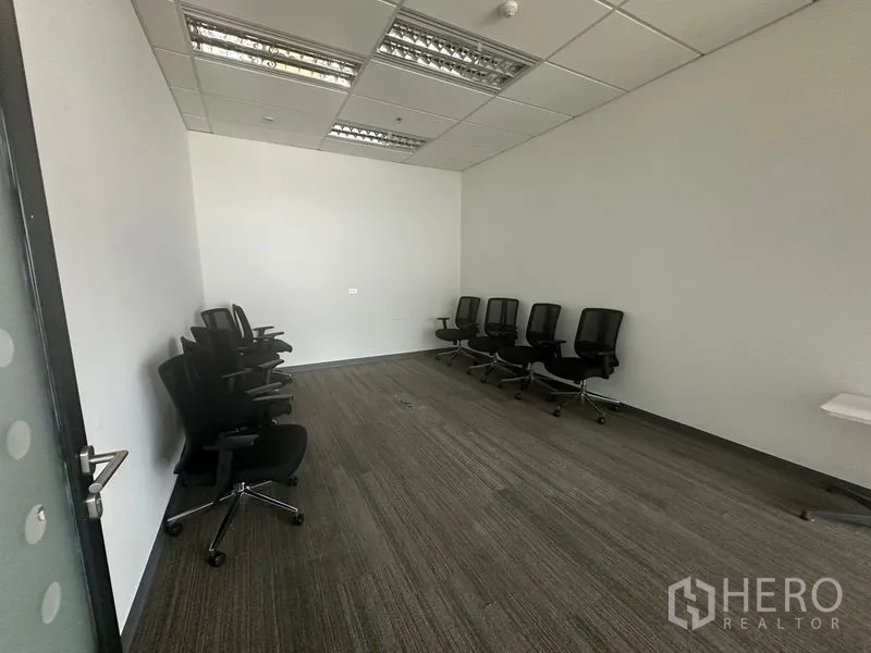 สำนักงาน ให้เช่าในRatchathewi, Bangkok - ห้องฝึกอบรมโล่ง ปูพรมไทล์ มีเก้าอี้เรียงชิดผนัง