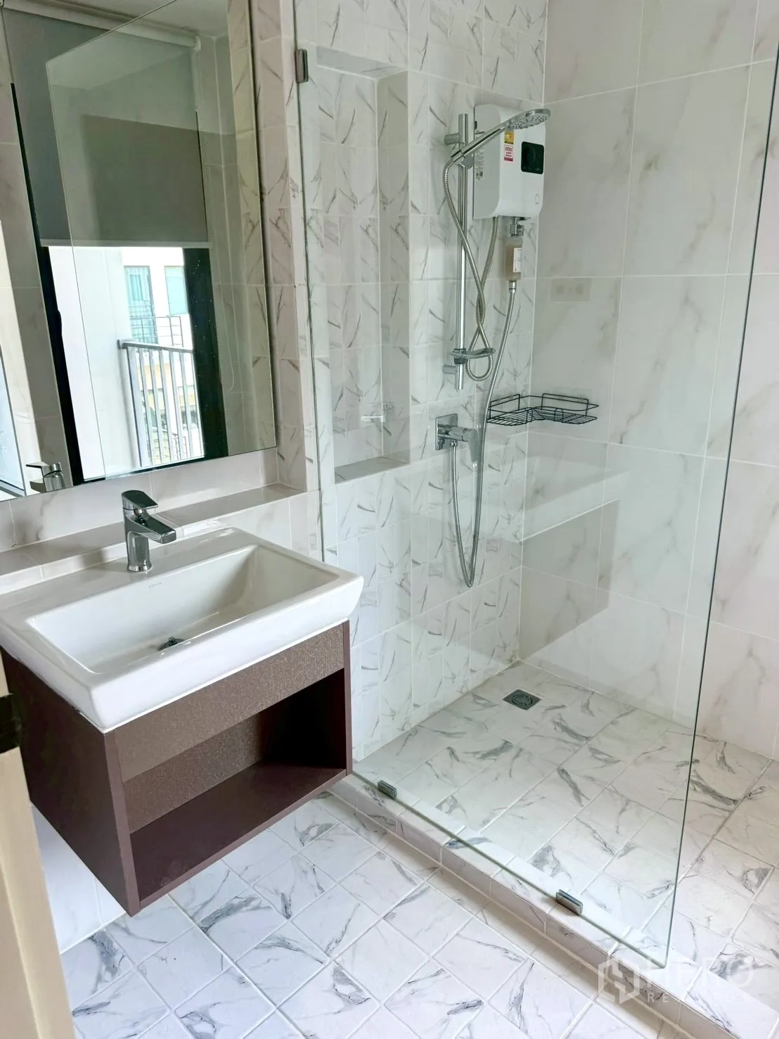 联排别墅 for rent in Prawet, Bangkok - 浴室带玻璃淋浴间、热水器与洗手台。