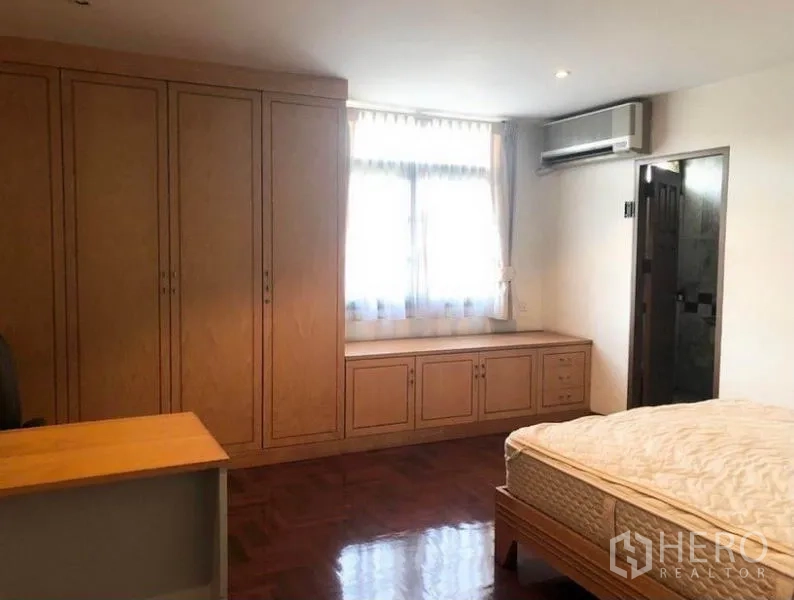 บ้าน ขายในMueang Samut Prakan, Samut Prakan - ห้องนอนพร้อมตู้เสื้อผ้าบิลท์อิน ม้านั่งริมหน้าต่าง และแอร์