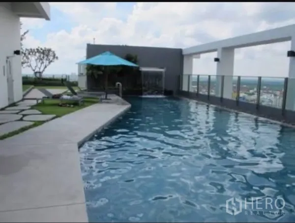 คอนโด ให้เช่าในKhlong Toei, Bangkok - สระว่ายน้ำดาดฟ้าพร้อมเตียงอาบแดด ราวกันตกกระจก และวิวสกายไลน์