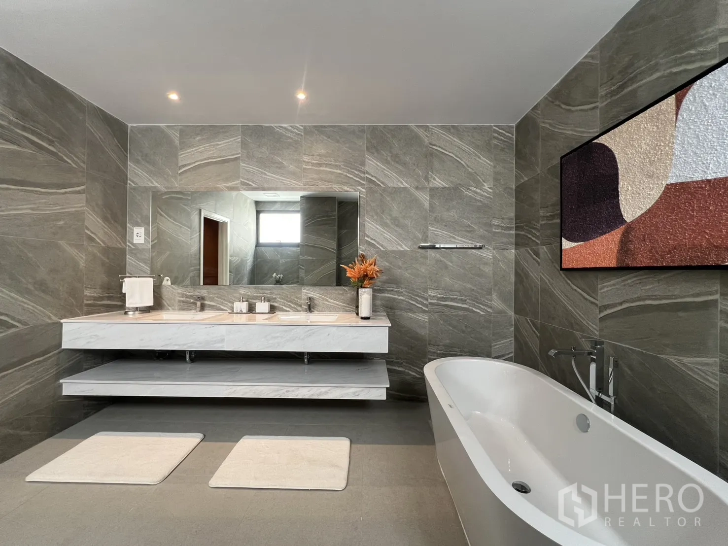 Townhouse for rent in Mueang Samut Prakan, Samut Prakan - Another view of the bathroom showcasing the twin sinks and soaking tub.