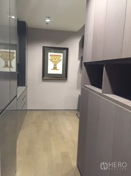 公寓 出租在Bang Rak, Bangkok - 走廊铺木地板，两侧为通顶收纳柜。