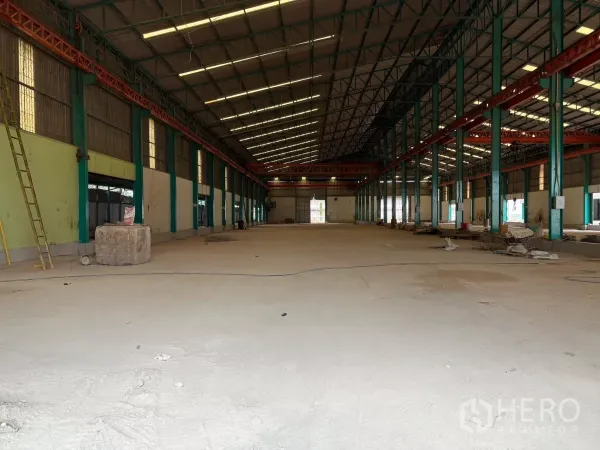 工厂 出租在Mueang Samut Sakhon, Samut Sakhon - 开阔仓库式内部，成排钢柱，并设行车梁轨道。