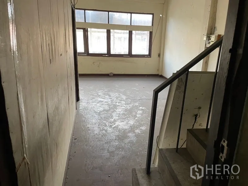 Shophouse for rent in Watthana, Bangkok - Bright upper level beside a staircase with large windows and ample daylight.