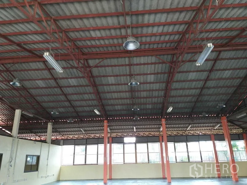货栈 出租在Khlong Sam Wa, Bangkok - 钢桁架屋顶特写，吊挂工业照明，下方为采光窗。