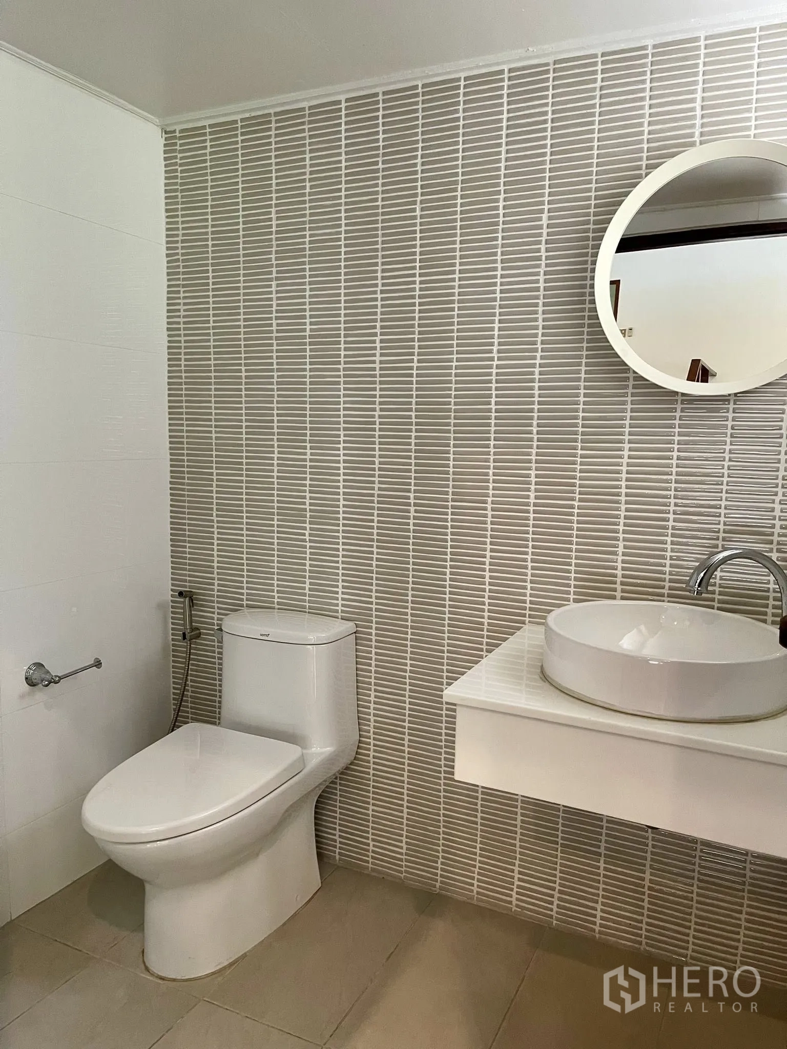 บ้านเดี่ยว for rent in Pathum Wan, Bangkok - ห้องน้ำกระเบื้องสีขาว โถสุขภัณฑ์และกระจกทรงกลม