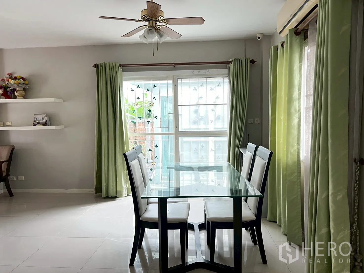 บ้าน ขายในMin Buri, Bangkok - ส่วนทานอาหาร โต๊ะกระจก ข้างหน้าต่างบานใหญ่พร้อมผ้าม่าน