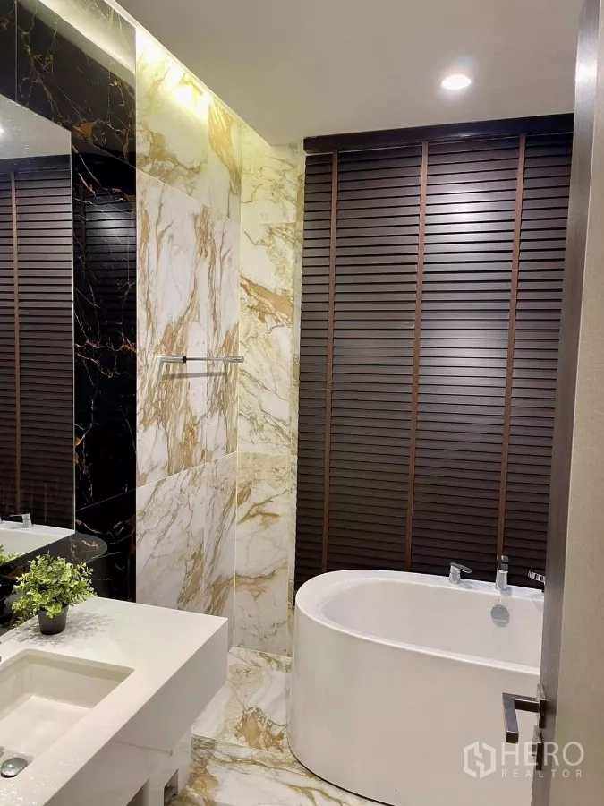 ทาวน์เฮาส์ ให้เช่าในChatuchak, Bangkok - ห้องน้ำหรู อ่างอาบน้ำทรงรีอิสระ ผนังหินอ่อน และเคาน์เตอร์อ่างล้างหน้า