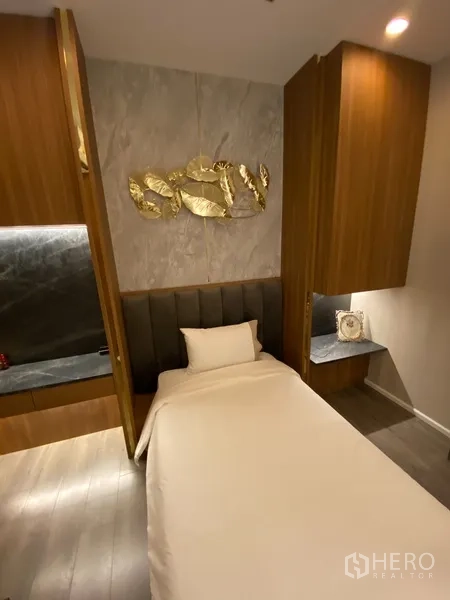 คอนโด ขายในPhra Khanong, Bangkok - ห้องนอนรอง เตียงเดี่ยว หัวเตียงบุผ้า และตู้บิวท์อิน