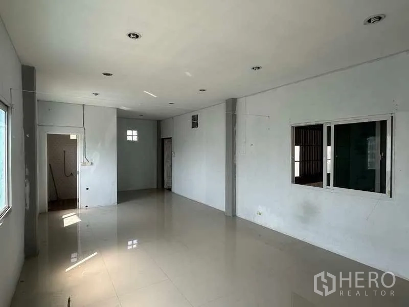 货栈 出租在Pathum Thani - 楼上另一角度，嵌灯吊顶与亮面地砖