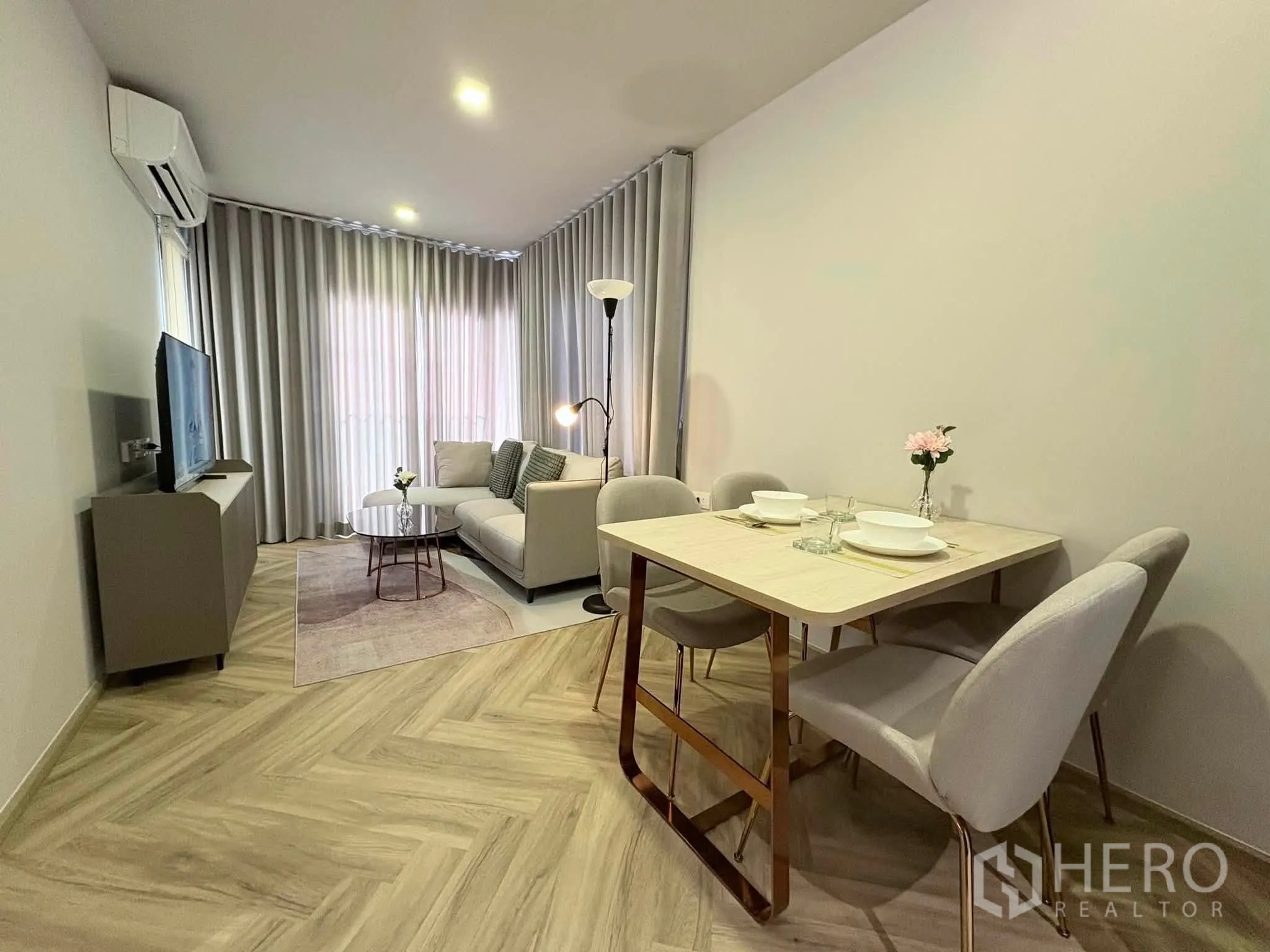 คอนโด for rent in Watthana, Bangkok - พื้นที่นั่งเล่นและรับประทานอาหารแบบโอเพ่นพร้อมโซฟา ทีวี และโต๊ะสี่ที่นั่ง