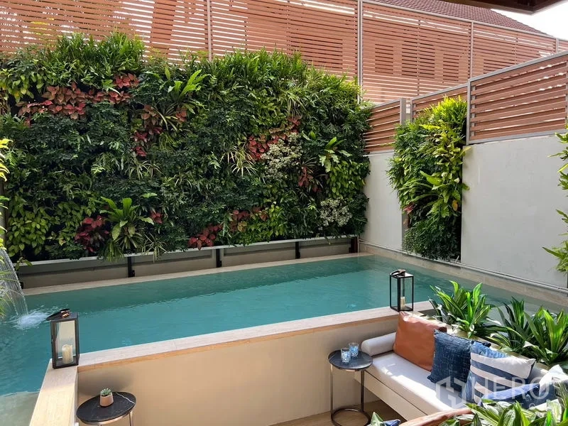 联排别墅 出售在Lat Phrao, Bangkok - 私家浸泡池，配垂直花园与内置座椅