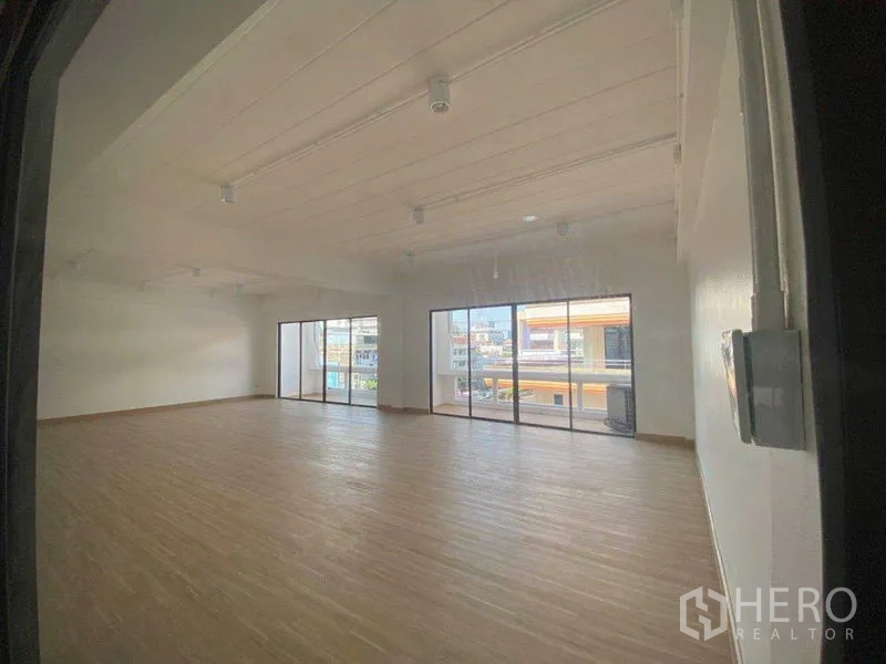 สำนักงาน ให้เช่าในWatthana, Bangkok - มุมมองจากโถงทางเข้า เห็นพื้นที่ทำงานโล่ง โปร่ง ด้วยกระจกเต็มบานและวิวเมือง.