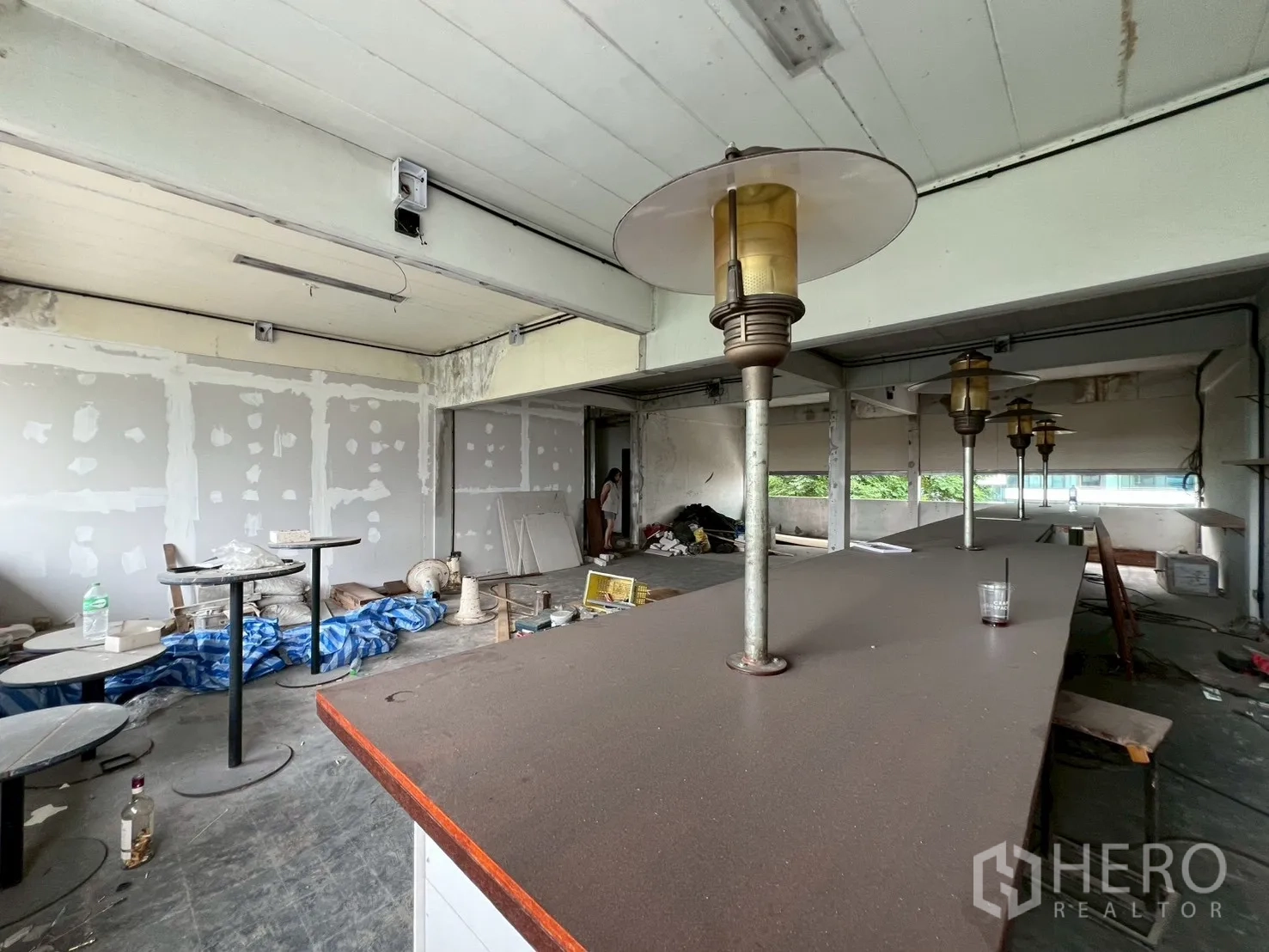 零售空间 出租在Watthana, Bangkok - 吧台与复古风灯具特写，墙面待修补的细节。