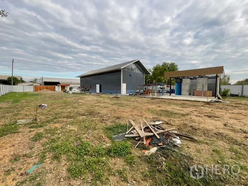 คลังสินค้า ให้เช่าหรือขายในNong Chok, Bangkok - แปลงที่ดินกว้างเห็นตัวโกดังและอาคารบริการแยกบนฐานคอนกรีต