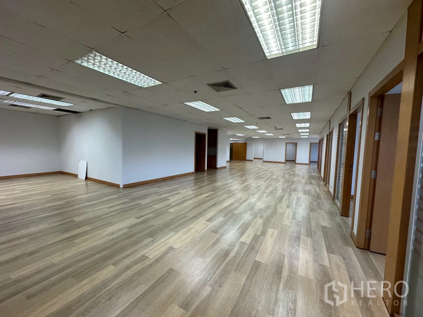 สำนักงาน ให้เช่า - พื้นที่สำนักงานกว้าง เพดานฝ้าพร้อมไฟ และห้องกั้นสองฝั่ง