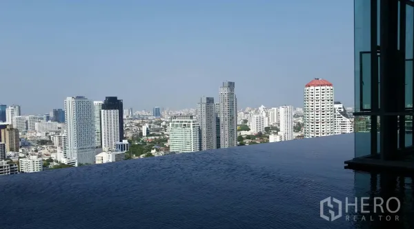คอนโด ให้เช่าในKhlong Toei, Bangkok - สระว่ายน้ำอินฟินิตี้ชั้นดาดฟ้า มองเห็นวิวสกายไลน์กรุงเทพฯ แบบพาโนรามา