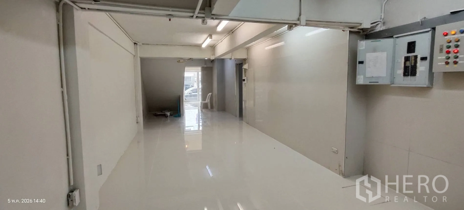ตึกแถว for rent in Watthana, Bangkok - ชั้นสำนักงานมีชั้นและตู้ไม้บิวท์อินพร้อมโต๊ะและที่นั่ง